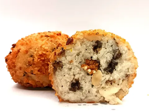 Arancino Tartufo, Noci e Pecorino tagliato a metà, ripieno bianco con tartufo e noci